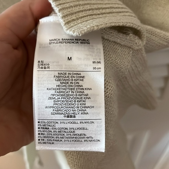 ✨ BANANA REPUBLIC Cream Metallic Sweater Tank — Size M — Chic Knit Shell ✨ - Picture 3 of 3